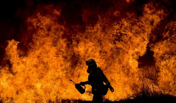 Καλιφόρνια: Επεκτείνεται το μέτωπο των πυρκαγιών - 200.000 κάτοικοι έχουν εγκαταλείψει τα σπίτια τους