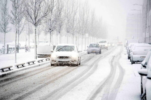 Ολλανδία: Ακυρώσεις εκατοντάδων πτήσεων και κλειστά σχολεία λόγω της χιονόπτωσης