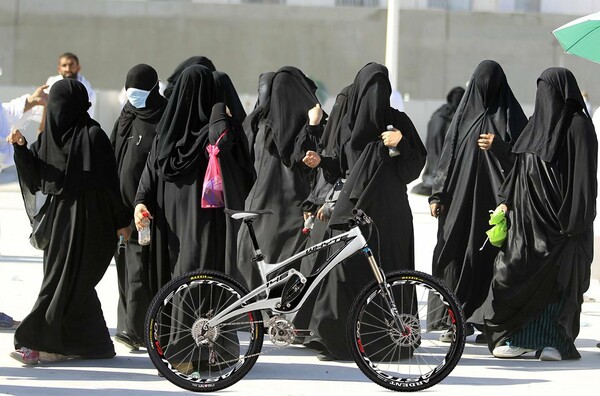 Η θρησκευτική αστυνομία της Σ. Αραβίας επέτρεψε σε γυναίκες να οδηγούν ποδήλατα