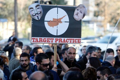 Σε κλοιό διαδηλωτών η κυπριακή Βουλή
