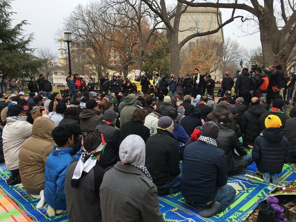 Μουσουλμάνοι πιστοί προσευχήθηκαν μπροστά από τον Λευκό Οίκο