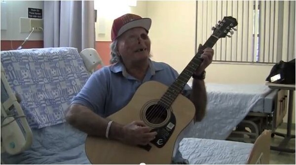 Το θύμα του «κανίβαλου του Μαϊάμι» επιστρέφει για να δείξει την ευγνωμοσύνη του με μια κιθάρα