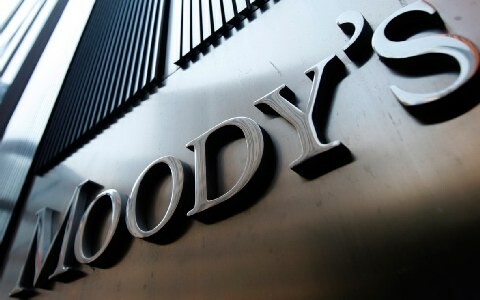 Moody’s: «Απειλείται η κυβερνητική συνοχή»