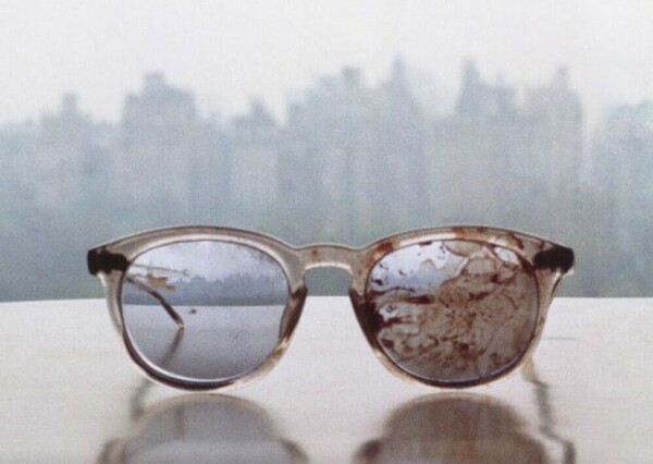 Η Γιόκο τουϊτάρει φωτογραφία με τα ματωμένα γυαλιά του Τζον Λένον