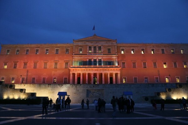 Με πορτοκαλί χρώμα φωταγωγείται η Βουλή για τη βία κατά των γυναικών