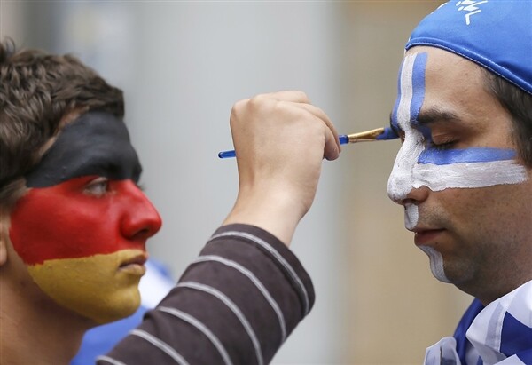 Guardian: «Οι τεμπέληδες Έλληνες δουλεύουν περισσότερο από τους Γερμανούς»