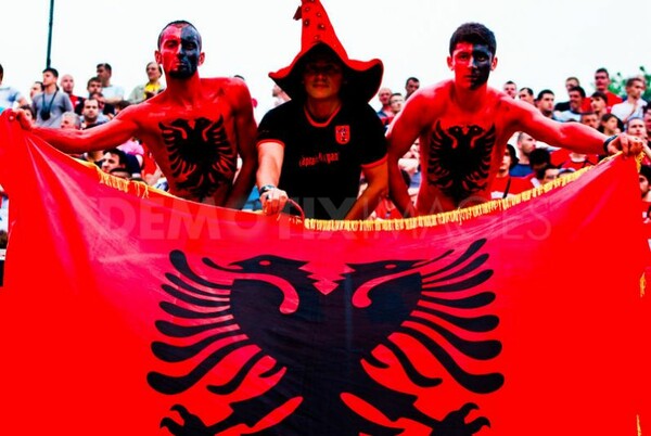 Εθνικιστικά συνθήματα διέκοψαν τον τελικό του κυπέλλου στα Σκόπια