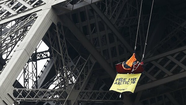 Η Greenpeace ανέβηκε στον Πύργο του Άιφελ