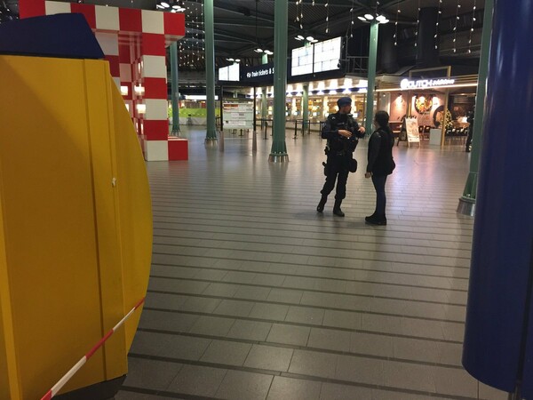 Συναγερμός στο αεροδρόμιο του Άμστερνταμ - Αστυνομικοί πυροβόλησαν άνδρα που κρατούσε μαχαίρι