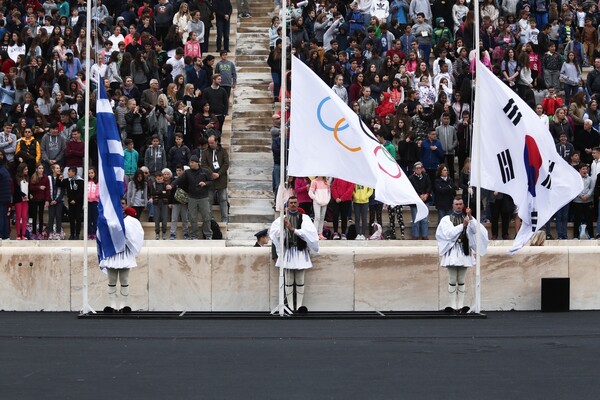 Η εντυπωσιακή τελετή παράδοσης της Ιερής Φλόγας των Χειμερινών Ολυμπιακών Αγώνων στο Καλλιμάρμαρο
