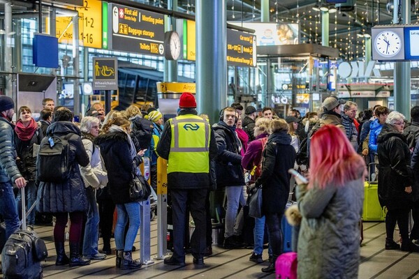 Προβλήματα στο αεροδρόμιο του Άμστερνταμ - Ακυρώσεις και καθυστερήσεις πτήσεων λόγω καταιγίδας