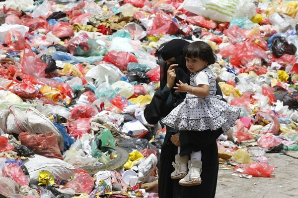 Η Γη δεν αντέχει άλλα πλαστικά: Μπουκάλια, σακούλες και συσκευασίες έχουν κατακλύσει τον πλανήτη
