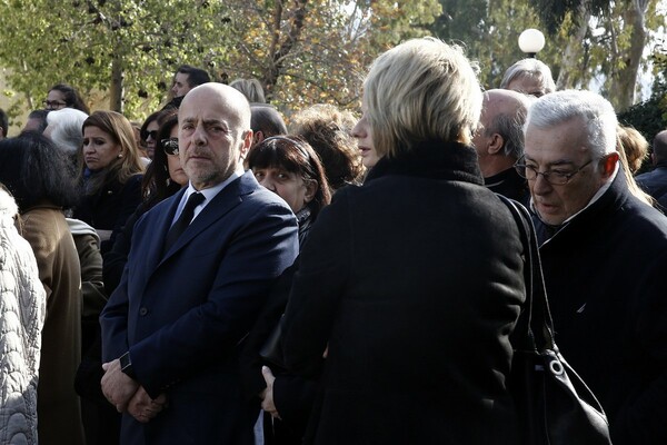 Πολιτικοί, δημοσιογράφοι και φίλοι στην κηδεία του Βασίλη Μπεσκένη που πέθανε στα 43 του
