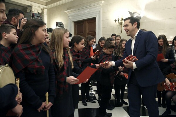 Μαθητές είπαν τα κάλαντα της Χίου στον Τσίπρα - Τι δώρο τους έδωσε