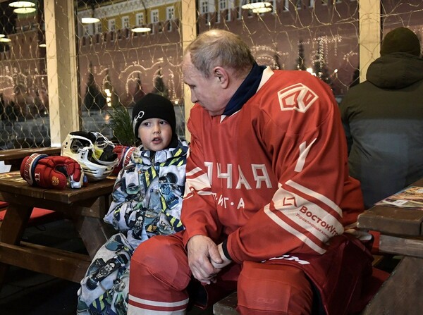 Χόκεϊ επί πάγου έπαιξε ο Πούτιν στην Κόκκινη Πλατεία