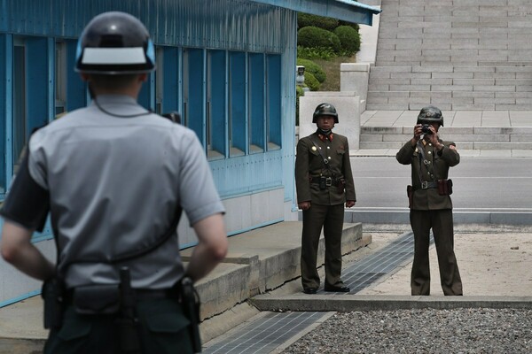 Η Βόρεια Κορέα αποδέχθηκε τη νοτιοκορεατική πρόταση να διεξαχθούν συνομιλίες την Τρίτη