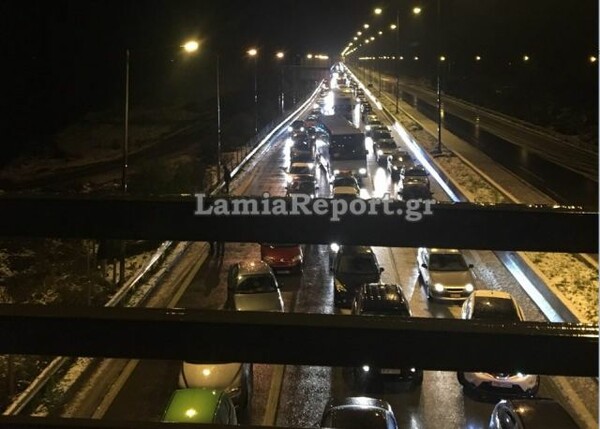 Απίστευτες καταστάσεις στην Εθνική - Ξεκίνησαν στις 3 από Αθήνα για Λαμία και είναι 6 ώρες στο δρόμο