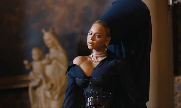 Στο βιντεοκλίπ του «Family Feud» ο Jay-Z ζητά συγγνώμη στην Beyoncé για την απιστία του