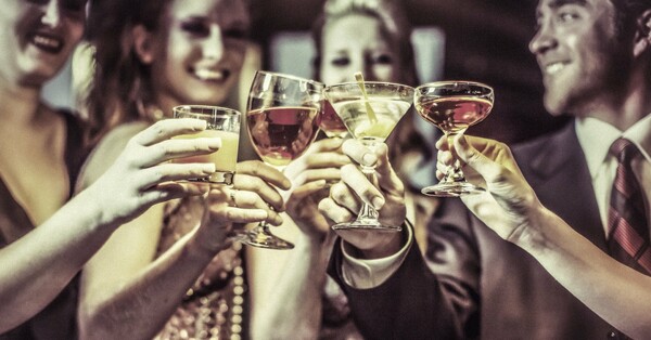 Αλκοόλ και καρκίνος: Νέα μελέτη αποκαλύπτει πως η κατανάλωση προκαλεί μη αναστρέψιμη, θανατηφόρα βλάβη