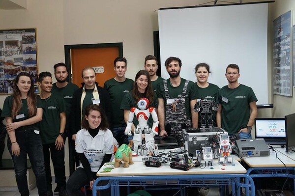 Έλληνες φοιτητές έφτιαξαν ρομπότ που στολίζει το χριστουγεννιάτικο δέντρο και τραγουδάει τα κάλαντα