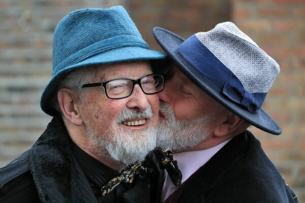 Ο συγκινητικός λόγος που αυτός ο 83χρονος ετεροφυλόφιλος άντρας αποφάσισε να παντρευτεί τον καλύτερό του φίλο