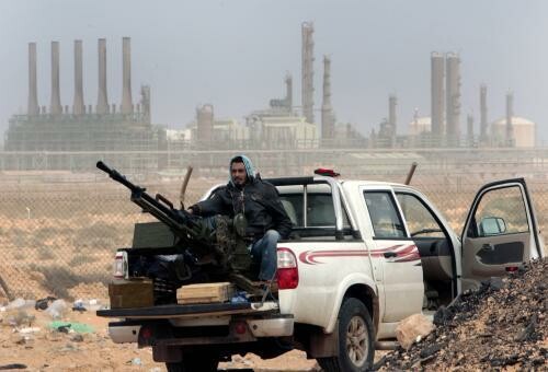 Λιβύη: Ένοπλη οργάνωση πουλά πετρέλαιο