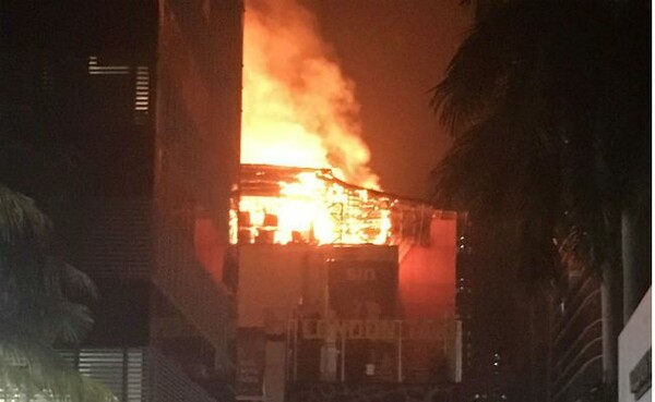 Φονική πυρκαγιά σε πολυώροφο κτίριο στην Ινδία - Τουλάχιστον 15 νεκροί
