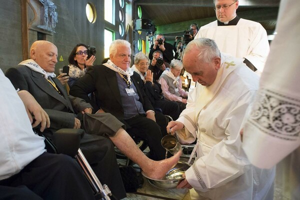 Ο Πάπας Φραγκίσκος έπλυνε τα πόδια 12 ασθενών