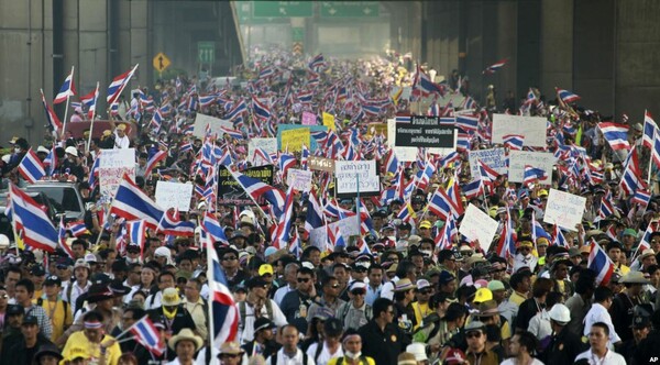 Ταραχές μεταξύ αντίπαλων παρατάξεων στην Μπανγκόκ