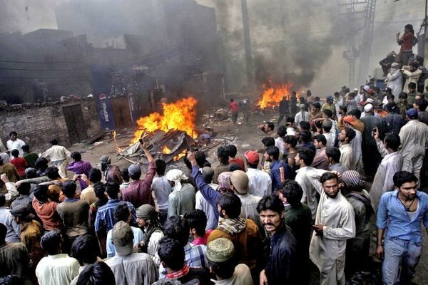 Πακιστάν: Έκαψαν σπίτια θρησκευτικής μειονότητας λόγω "προσβλητικής" ανάρτησης στο facebook