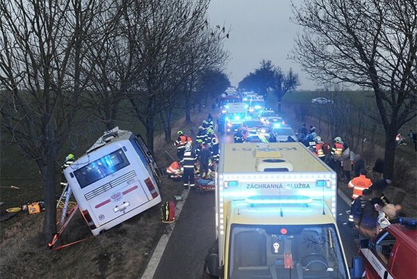 Τουλάχιστον 3 νεκροί και 30 τραυματίες σε σύγκρουση λεωφορείου με αυτοκίνητο στην Πράγα