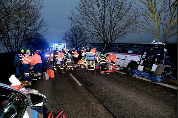 Τουλάχιστον 3 νεκροί και 30 τραυματίες σε σύγκρουση λεωφορείου με αυτοκίνητο στην Πράγα