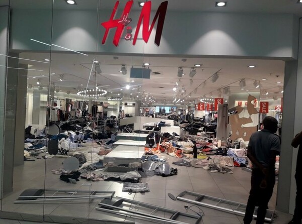 Ποιοί είναι οι Αγωνιστές της Οικονομικής Ελευθερίας που τα έσπασαν στα H&M του Γιοχάνεσμπουργκ