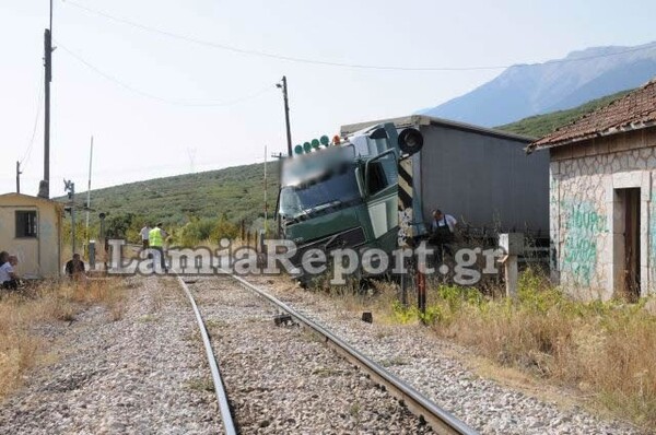 Νταλίκα προσέκρουσε με τρένο στην Αμφίκλεια