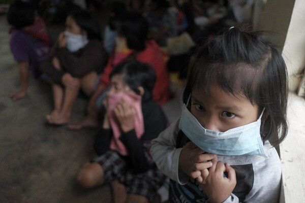 Συναγερμός στις Φιλιππίνες: Χιλιάδες άνθρωποι εγκαταλείπουν τα σπίτια τους λόγω του ηφαιστείου Mayon