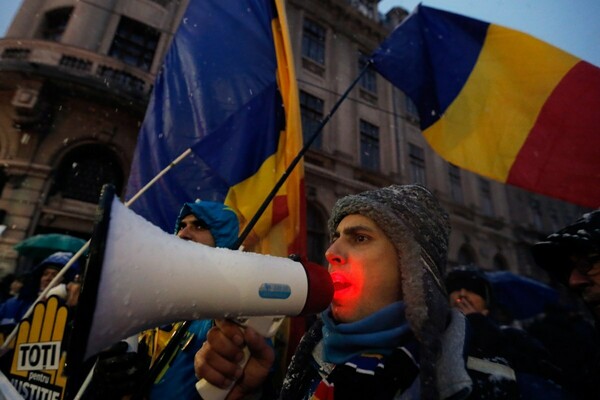Πάνω από 30.000 Ρουμάνοι παρά το χιόνι διαδήλωσαν κατά της διαφθοράς