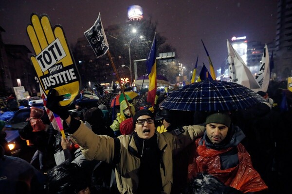 Πάνω από 30.000 Ρουμάνοι παρά το χιόνι διαδήλωσαν κατά της διαφθοράς