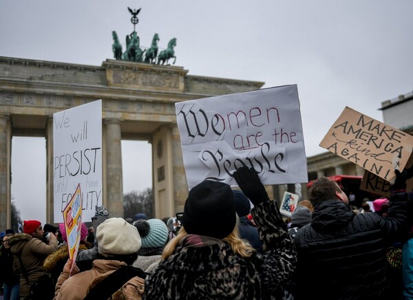 Πορείες στην Ευρώπη για τα δικαιώματα των γυναικών και εναντίον του Τραμπ