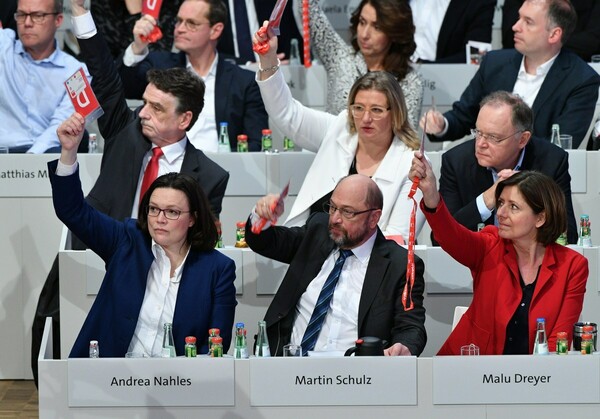 Γερμανία: Επόμενος σκόπελος το εσωκομματικό δημοψήφισμα του SPD