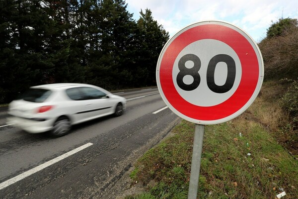 Οδηγοί διαδηλώνουν στη Γαλλία ενάντια στο όριο ταχύτητας