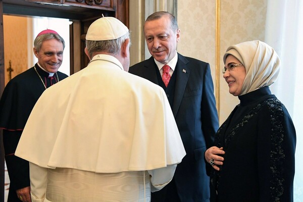 Ο Ερντογάν, η Εμινέ και η κόρη τους μαζί στον Πάπα - Ο Ποντίφικας τους έδωσε μετάλλιο