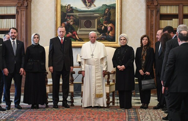Ο Ερντογάν, η Εμινέ και η κόρη τους μαζί στον Πάπα - Ο Ποντίφικας τους έδωσε μετάλλιο