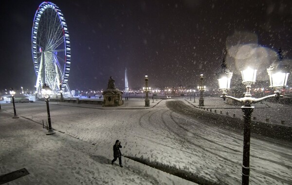 Χάος από τη σφοδρή χιονόπτωση στο Παρίσι