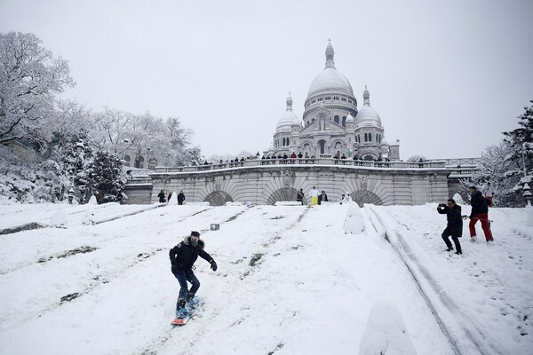 Χάος από τη σφοδρή χιονόπτωση στο Παρίσι