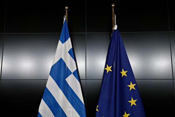 Επιδείνωση της πορείας του ελληνικού χρέους προβλέπει η Κομισιόν