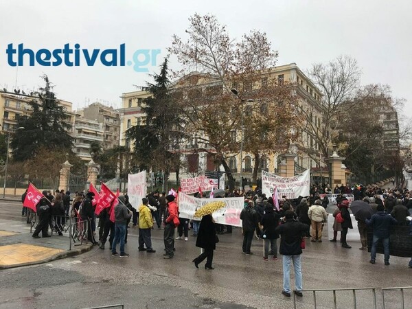 Θεσσαλονίκη: Συγκέντρωση διαμαρτυρίας από εκπαιδευτικούς και συμβασιούχους ΟΤΑ