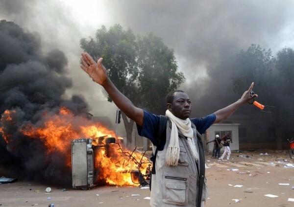 Στις φλόγες το Κοινοβούλιο στην Μπουργκίνα Φάσο