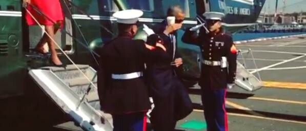 Ο Ομπάμα χαιρετά πεζοναύτη με τον καφέ στο χέρι