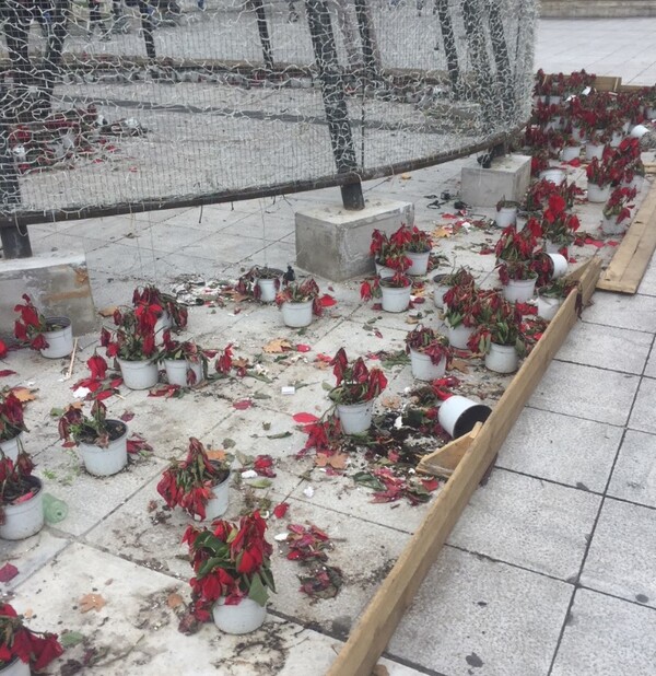 Επιτέλους καθαρίστε αυτή την ντροπή και ξεστολίστε το Σύνταγμα