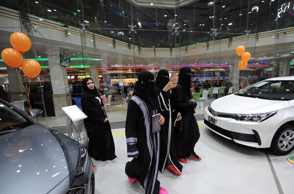 Η πρώτη έκθεση αυτοκινήτου μόνο για γυναίκες άνοιξε τις πύλες της στη Σαουδική Αραβία